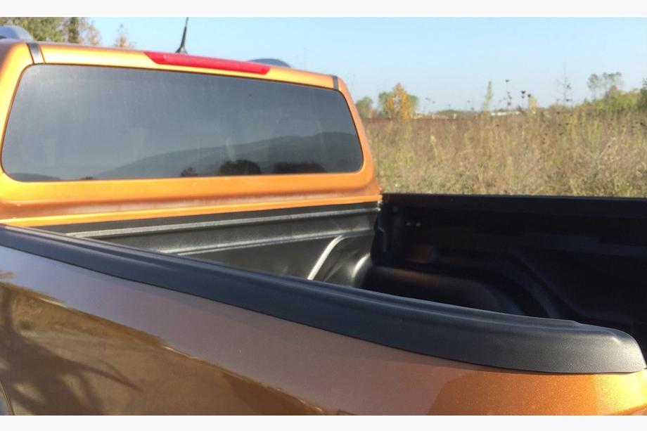 Nissan Navara/NP300 2016- Protezione bordo portellone (2 pz) Image