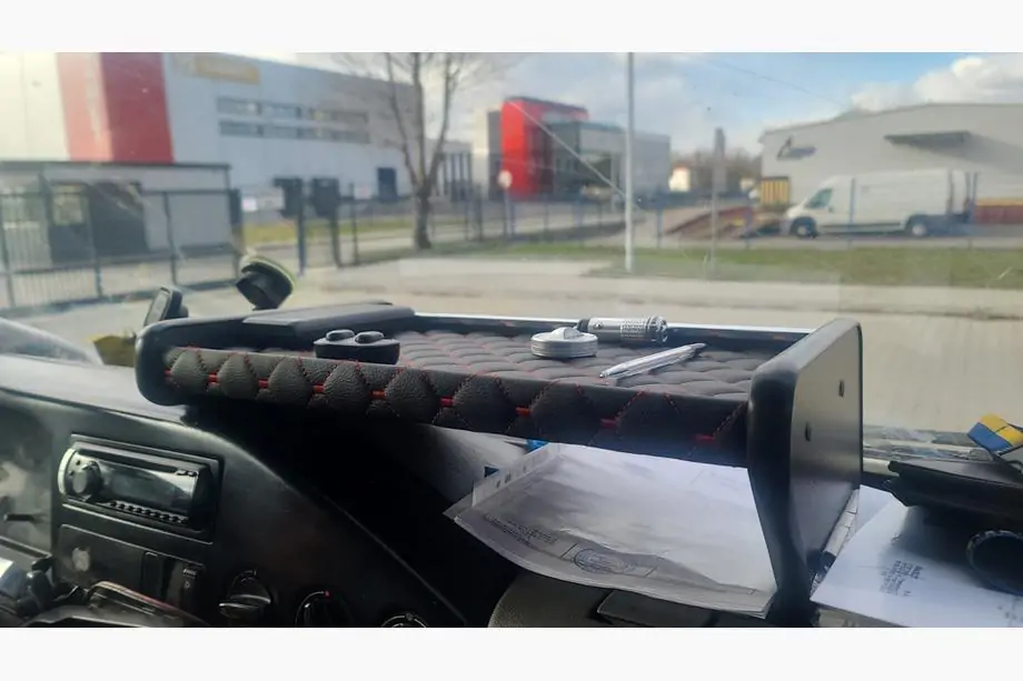 Volkswagen LT 1995-2006 Mensola per cruscotto (Nera con cuciture rosse) Image