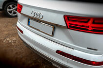 Audi Q7 2015–2026 Modanatura cromata sopra la targa (acciaio inox) foto 3