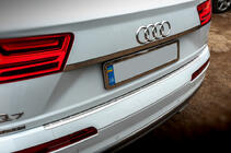 Audi Q7 2015–2026 Modanatura cromata sopra la targa (acciaio inox) foto 2